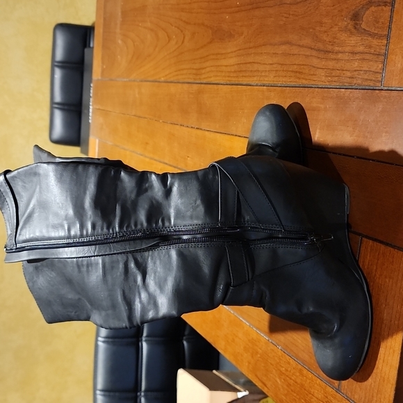 Tall black wedge boots - Picture 2 of 3